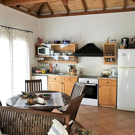 Samik Sleeps 4 Pool Air Con Wifi Vilă